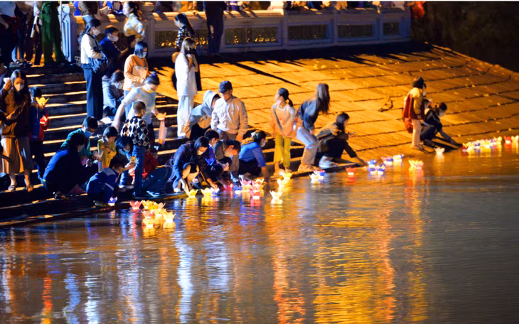 People and tourists released floating lanterns at the ancient wharf on the relic site.