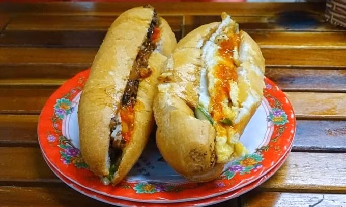 Loaves of banh mi at Madame Khanh stall in Hoi An ancient town, Vietnam. Photo courtesy of Rose