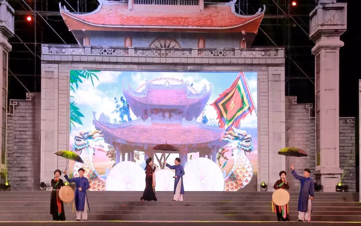 Artists are performing Quan Ho singing at the festival.