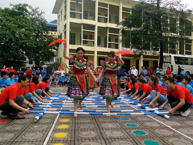 Authorities of northern Thái Nguyên province along with the provincial support centre for inclusive education development for children with disabilities in Thái Nguyên organised an event to commemorate Việt Nam's Day of Persons with Disabilities (April 18) with the theme "Living for a more meaningful purpose". The event was attended by representatives of the provincial leadership, as well as relevant agencies and units, and a large number of disabled children studying at the centre. VNA/VNS Photo Thu Hằng
