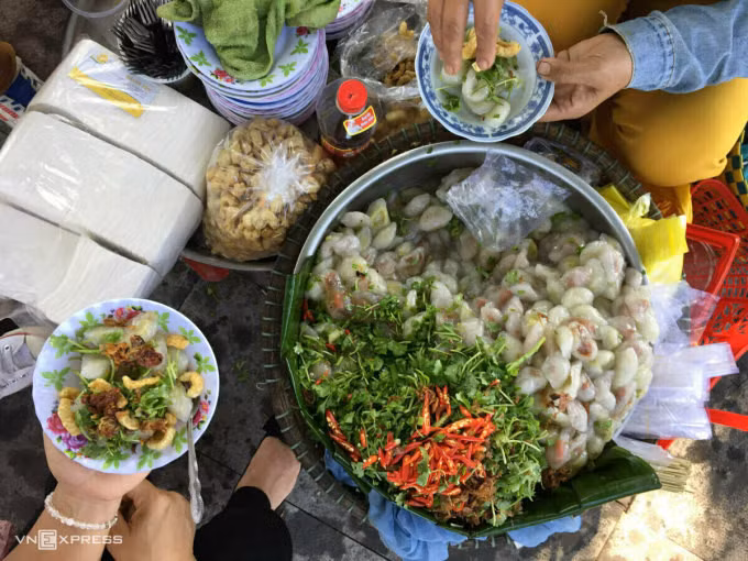 A street vendor sells banh bot loc (rice dumpling cake) on a street in Hue. Photo by Ngan Duong