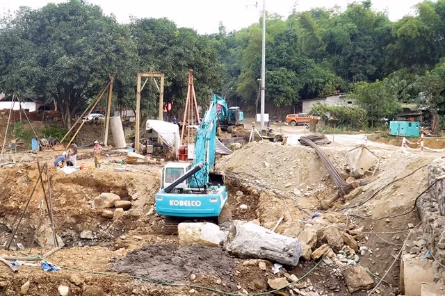 The construction site of the Trịnh Tường Bridge, a project under the Scheme to Upgrade Provincial Road No.156. ABD economists said public investment will be the key to economic recovery and growth in 2023 and 2024. VNA/VNS Photo Hồng Ninh