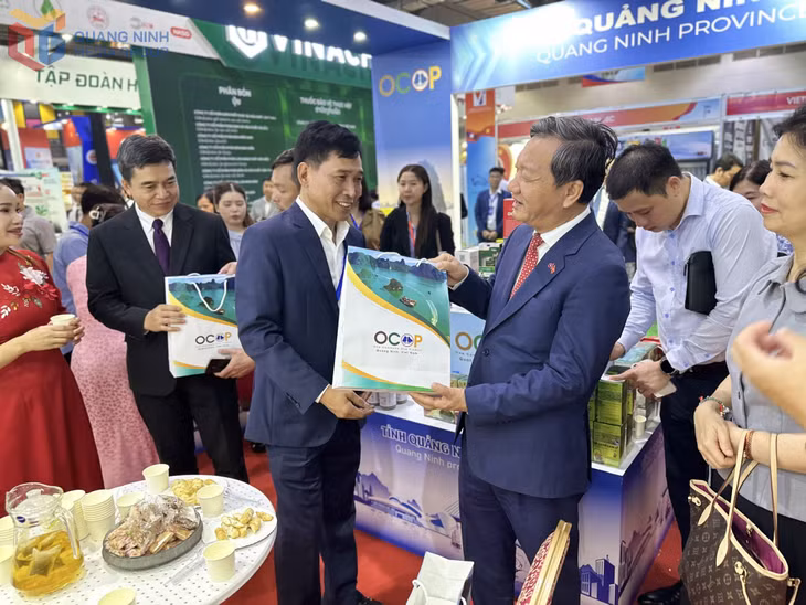 Delegates visit Quang Ninh Province’s exhibition booth at VIETLAO EXPO 2026.