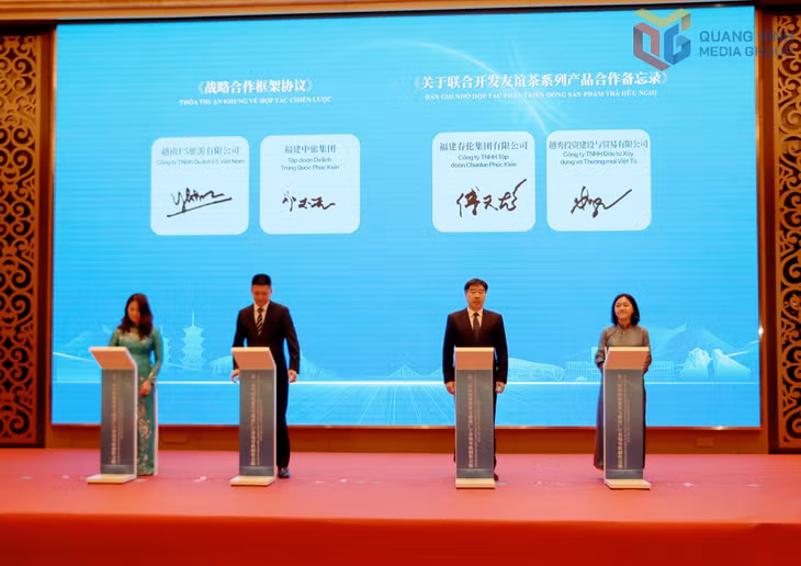 The signing ceremony for cooperation agreements between businesses from the two provinces