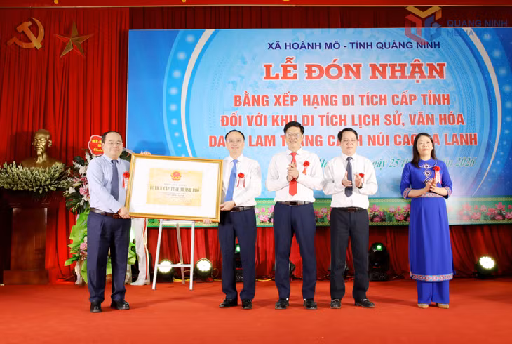 Quang Ninh Party Committee Secretary Quan Minh Cuong presents the provincial-level relic recognition certificate for the Cao Ba Lanh Mountain historical, cultural and scenic site to Hoanh Mo Commune.