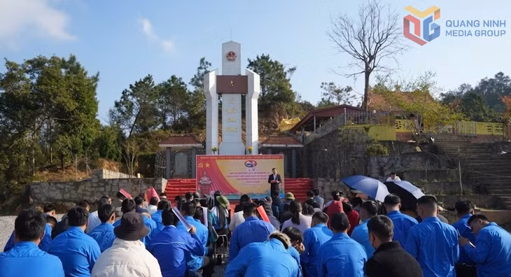 The Hoanh Mo Commune Party Committee holds a ceremony to admit new Party members at the memorial dedicated to fallen soldiers at Cao Ba Lanh.
