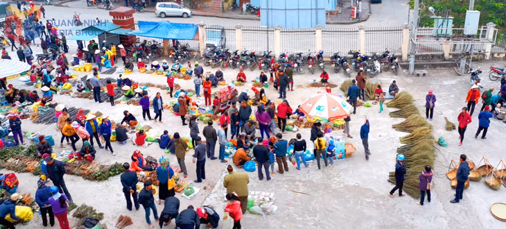 Binh Lieu Market comes alive with a vibrant atmosphere and a unique charm.