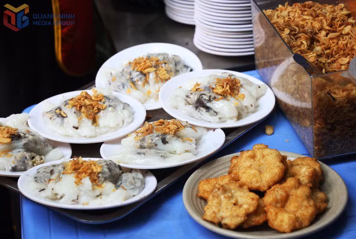 At “Banh Cuon Goc Bang with Squid Cakes”, freshly hand-steamed rice rolls served with golden-fried squid cakes deliver the authentic taste of Mining Area cuisine.