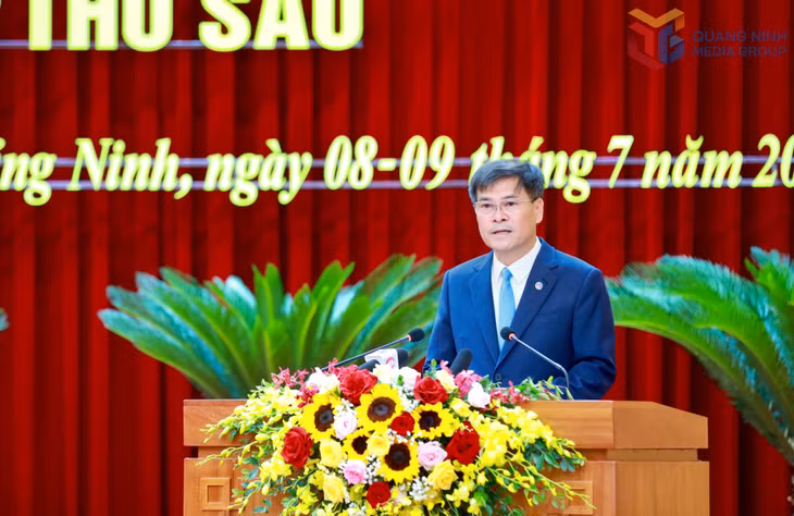 Deputy Secretary of the Quang Ninh Provincial Party Committee and Chairman of the Quang Ninh Provincial People's Committee, Bui Van Khang, presents a report at the session