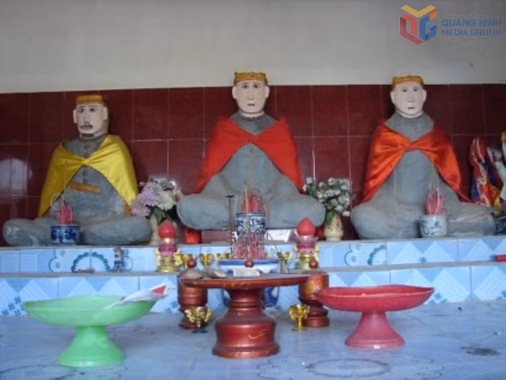 The stone Amitabha Triad discovered at Trong Pagoda.
