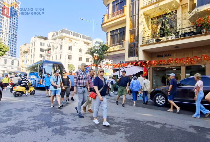 International cruise passengers enjoy visiting Ha Long Market and its surrounding area.