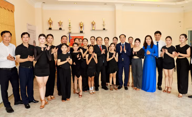 Comrade Quan Minh Cuong, Secretary of the Quang Ninh Provincial Party Committee, and delegates pose for a commemorative photo with students of the Quang Ninh Intermediate School of Arts and Sports.