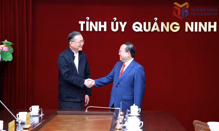 Quang Ninh Provincial Party Secretary Quan Minh Cuong had a meeting with Chairman of Amata Corporation Vikrom Kromadit and other investors to Quang Ninh.