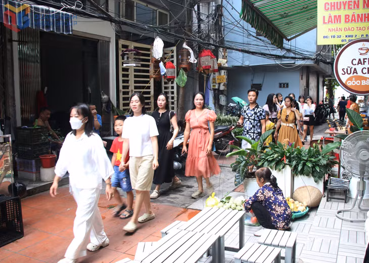 Nha Hat Street in Hong Gai ward is always bustling with domestic and international food lovers hunting for local culinary treats.
