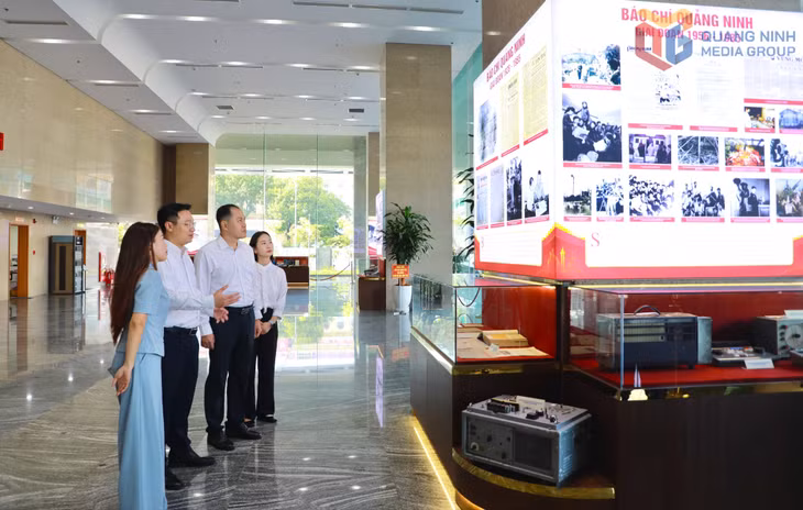 The Guangxi Daily Media Group delegation tours QMG headquarters and several editorial departments.