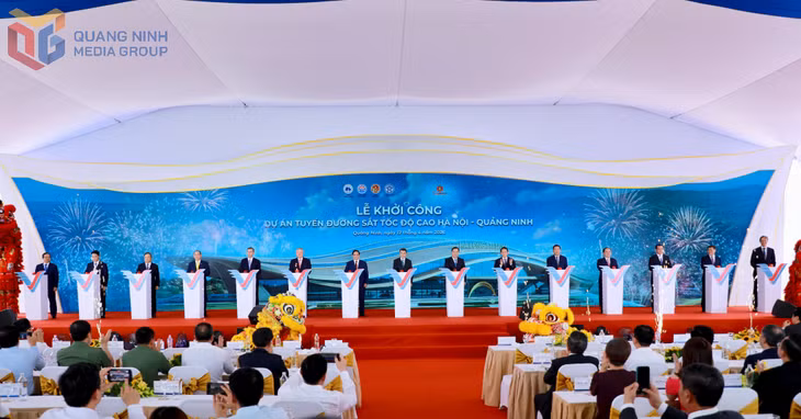Prime Minister Le Minh Hung and delegates press the button to launch construction of the Hanoi–Quang Ninh high-speed railway project. Photo: Song Ha
