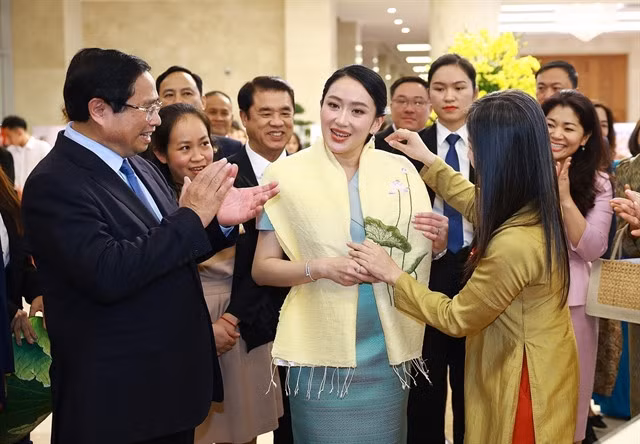 Vietnamese artisans presented the traditional handmade clothes to Thai PM Paetongtarn Shinawatra on May 15. — VNA/VNS Photos Dương Giang