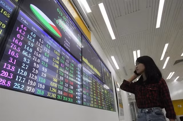 An investor monitors the stock market. — Photo baotintuc.vn