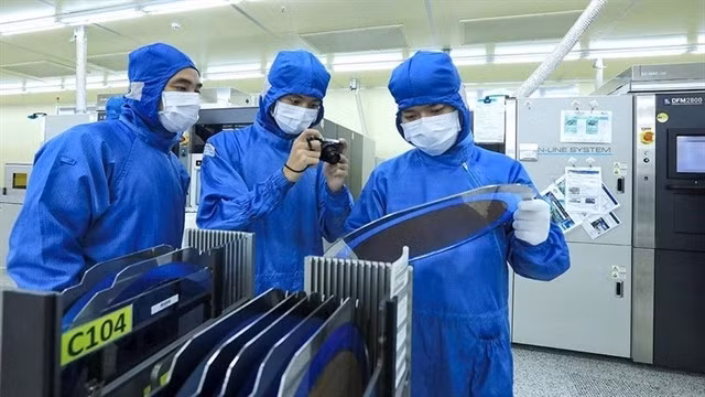 One of the six new growth drivers is to strongly promote digital transformation; green transformation; circular economy; new industries and fields such as chips, semiconductors and artificial intelligence; and building a national database. Photo vneconomy.vn