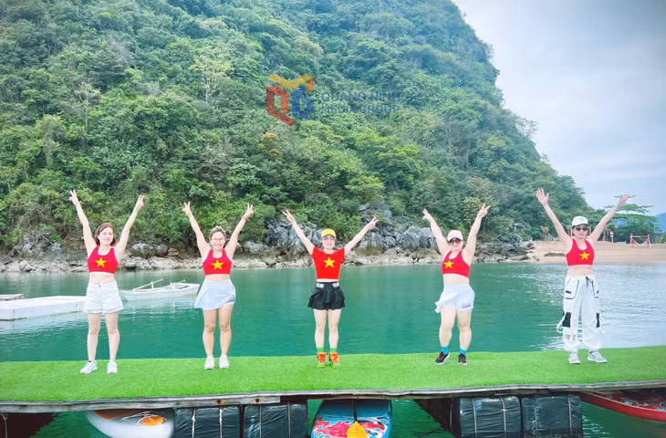 Tourists go on a tour of Bai Tu Long Bay.