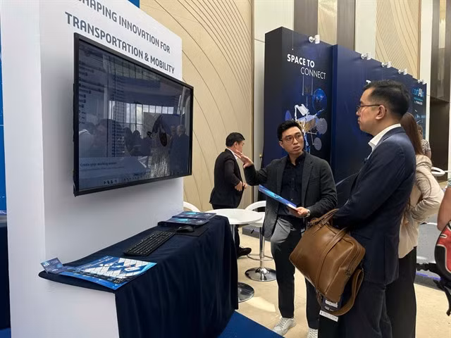 Visitors explore technology solutions applied in the transportation sector at the French Tech Summit Việt Nam 2025 held in HCM City on May 27. Photo baotintuc.vn