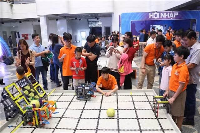 Students try their hand at controlling a ball-grabbing robot during a workshop on "Applying AI in Learning" at FPT Primary and Secondary School in Đà Nẵng City. — VNA/VNS Photo Văn Dũng