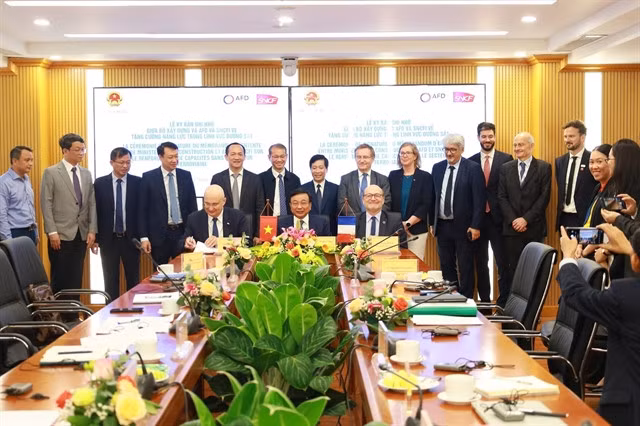 The Ministry of Construction signs a MoU with the French Development Agency on railway cooperation. VNA/VNS Photo