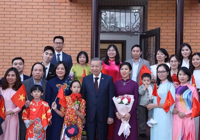 Party General Secretary Tô Lâm and his spouse with the staff of the Vietnamese Embassy in Kazakhstan and their families. — VNA/VNS Photo