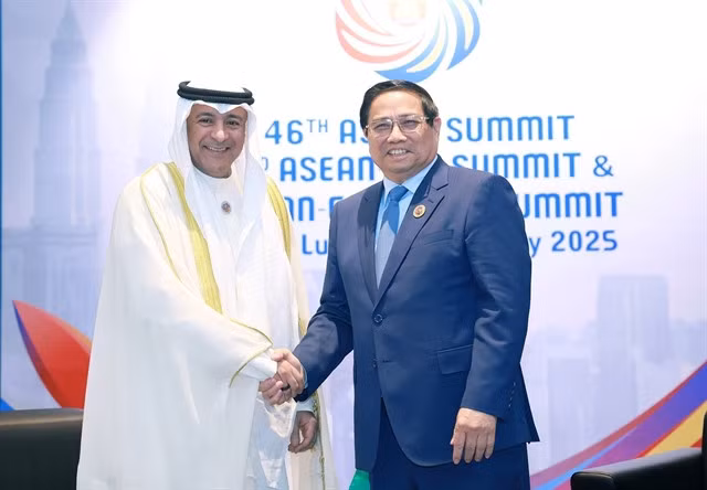 Prime Minister Phạm Minh Chính met with Secretary-General of the Gulf Cooperation Council Jasem Mohamed Al-Budaiwi in Kuala Lumpur. VNA/VNS Photo