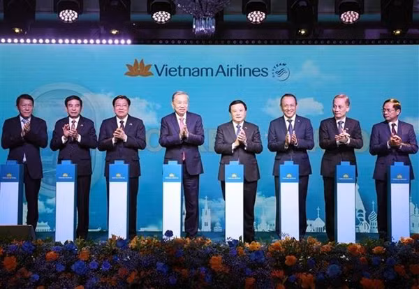 Party General Secretary Tô Lâm (fourth from left) and officials at the launch of the Hà Nội – Moscow direct air route on May 9. — VNA/VNS Photo