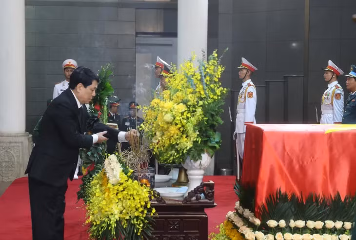 President Lương Cường offered incense in respect for the late leader. — VNA/VNS Photo
