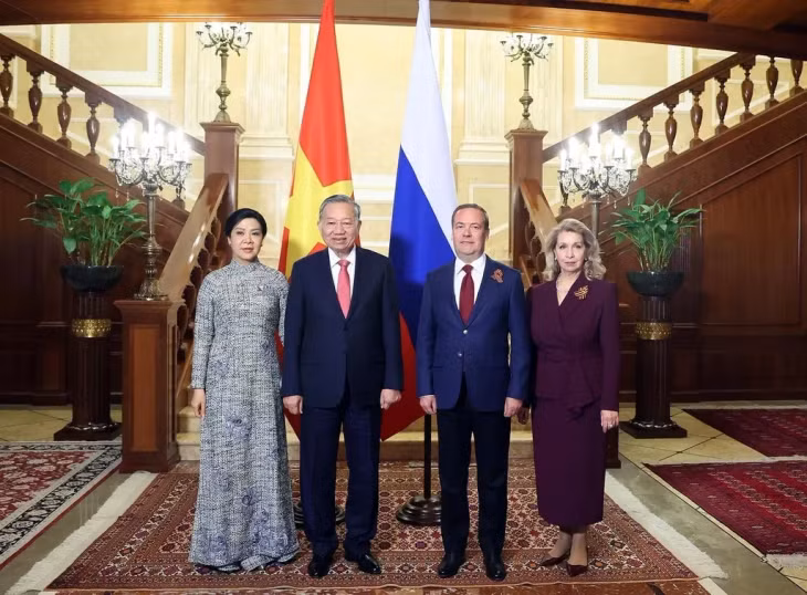 Party General Secretary Tô Lâm, URP Chairman Dmitry Medvedev, and their spouses. — VNA/VNS Photo Thống Nhất