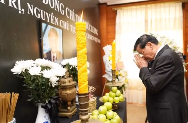 Party General Secretary and President of Laos Thongloun Sisoulith pays tribute to former State President Trần Đức Lương at the Vietnamese Embassy in Laos. VNA Photo