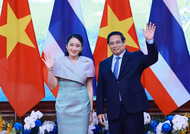 Vietnamese Prime Minister Phạm Minh Chính and Thai counterpart Paetongtarn Shinawatra.