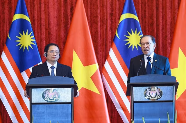 Prime Minister Phạm Minh Chính and his Malaysian counterpart Anwar Ibrahim co-chair a press conference following official talks on Sunday. — VNA/VNS Photo Dương Giang