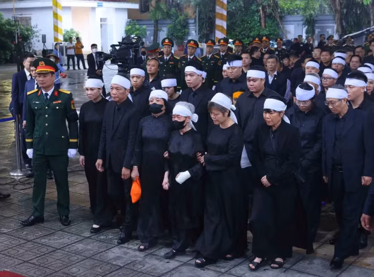 Family of the deceased pay respect to the late leader. — VNA/VNS Photo