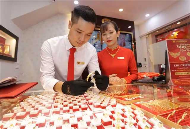 Gold jewelry for sale at Bảo Tín Mạnh Hải. The SBV was asked to closely monitor the developments in world and domestic gold prices. — VNA/VNS Photo Trần Việt