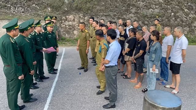 Vietnamese authorities receive 16 citizens handed over by Lao police earlier this year. — VNA/VNS Photo