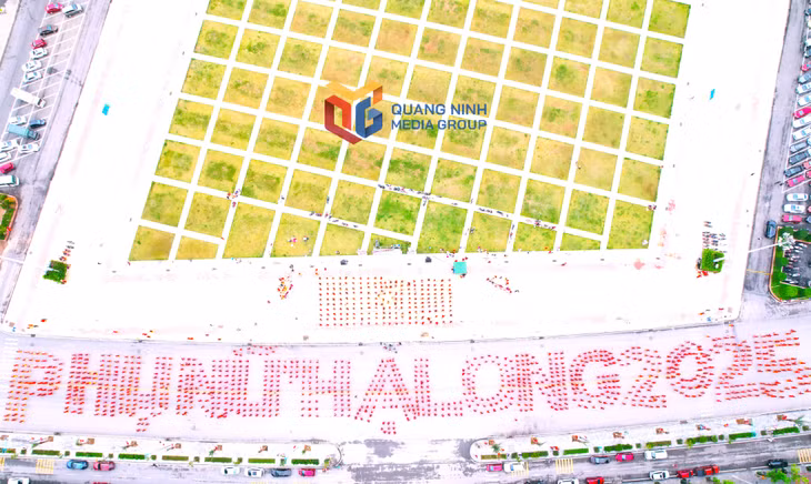 A total of 2,025 members of the Ha Long City Women's Union formed the image of the national flag and the phrase “HA LONG WOMEN 2025
