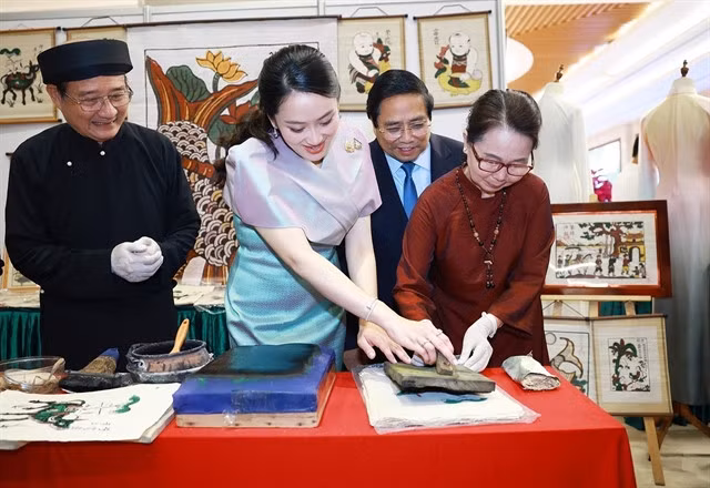 Vietnamese Prime Minister Phạm Minh Chính and Thai counterpart Paetongtarn Shinawatra experienced the making of the Đông Hồ paintings.