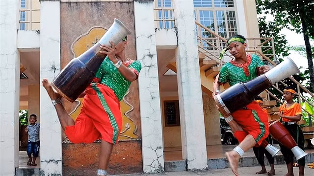 A Chhay-dăm drum dance by Khmer people. — Photo vov.vn