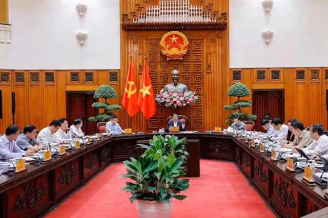 Permanent Government members at the meeting in Hà Nội on May 24. VNA Photo
