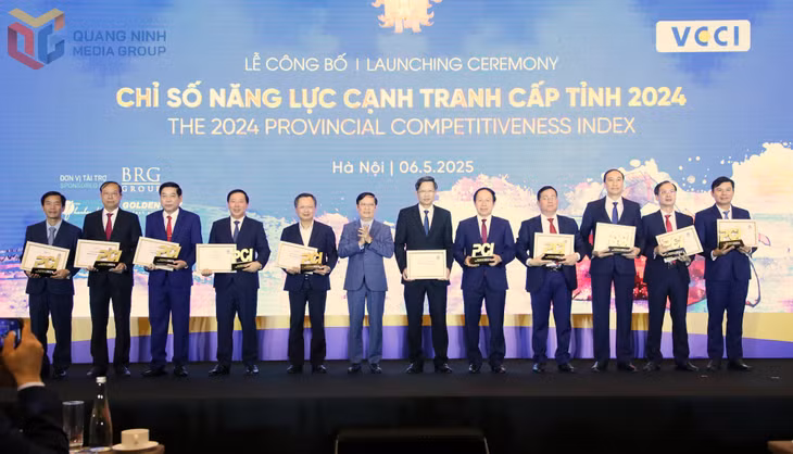 VCCI Chairman Pham Tan Cong presents commemorative medals and certificates to the top 10 provinces and cities with the highest economic governance quality and PCI scores in 2024.