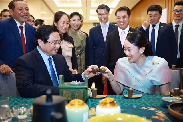 Vietnamese Prime Minister Phạm Minh Chính and Thai counterpart Paetongtarn Shinawatra enjoyed the traditional Vietnamese tea.