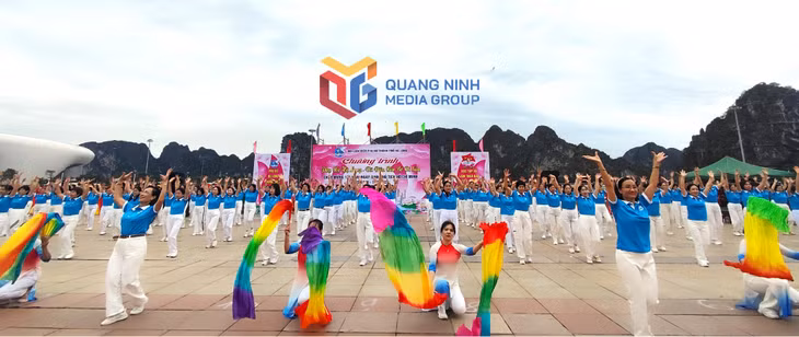 A lively folk dance performance with enthusiastic participation from members of the Ha Long women's union.