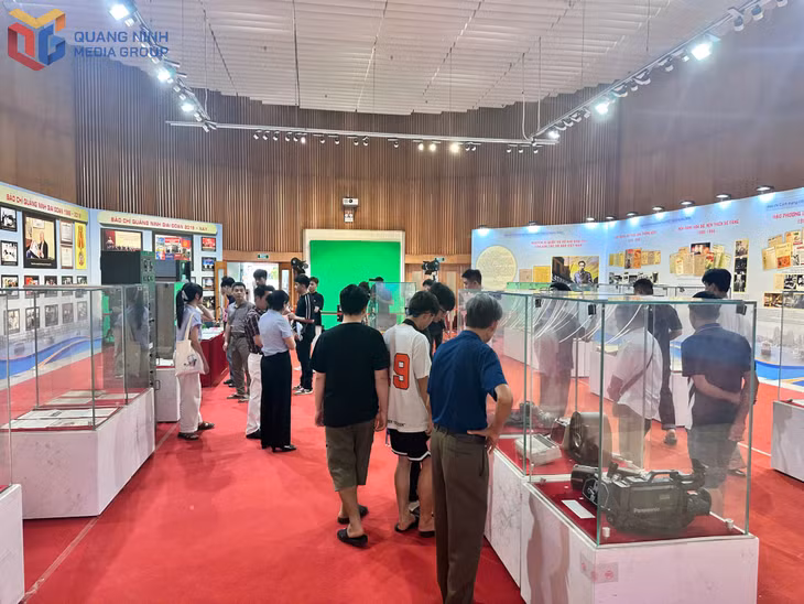 The exhibition attracted a great number of visitors and tourists.