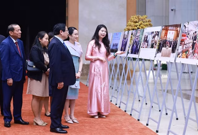 The two Prime Ministers viewed the photos on the two countries' relations, organised by Vietnam News Agency.