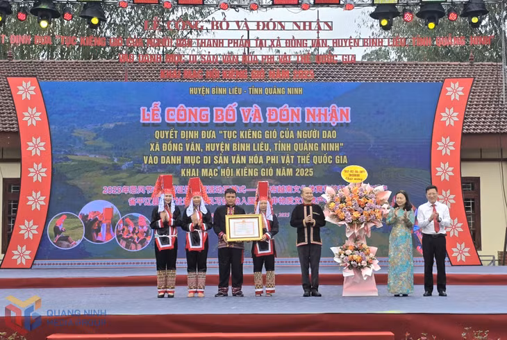 Permanent Vice Chairman of the Provincial People’s Council, Vi Ngoc Bich, presents flowers to congratulate the Binh Lieu district receiving the decision recognizing the Kieng Gio ritual as a national intangible cultural heritage.