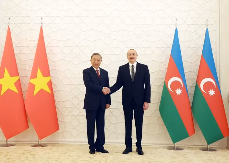 Party General Secretary Tô Lâm &amp; Azerbaijan President Ilham Aliyev at the official welcome ceremony in Baku on May 7. — VNA/VNS Photo Thống Nhất