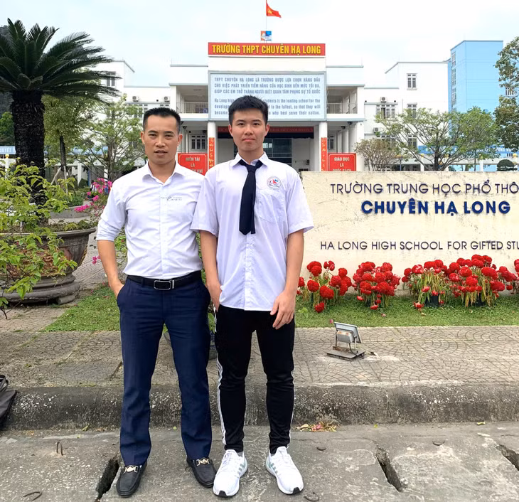 Ninh Quang Thang, a 12th-grade Informatics student at Ha Long High School for the Gifted,and his homeroom teacher, Mr. Ha Dai Ton.